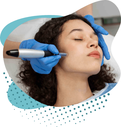 Mulher realizando o procedimento de Microagulhamento