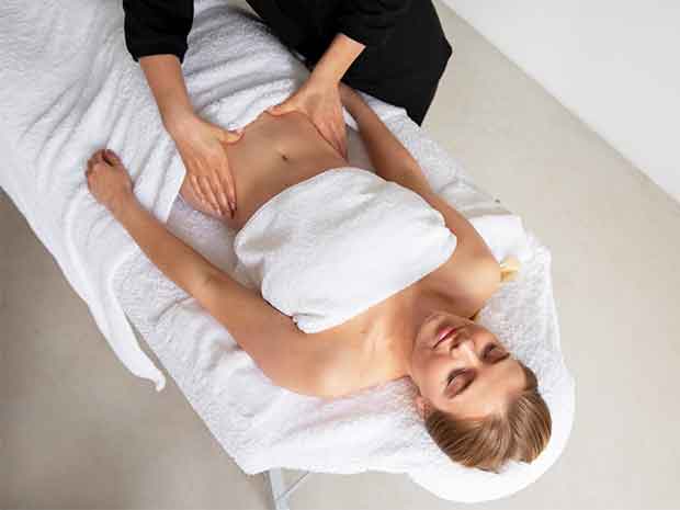 Mulher recebendo massagem de uma profissional